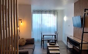 Studio rénové 200 m de la plage avec parking privé